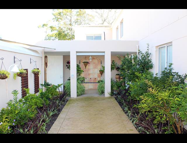 4 BEDROOM HOUSE FOR SALE IN CONSTANTIA